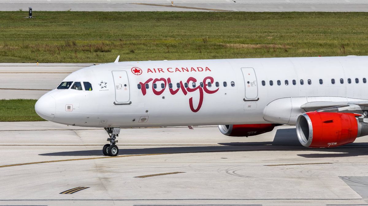 Letadlo se muselo vrátit k bráně. V nákladovém prostoru slyšeli křičet uvězněného zaměstnance